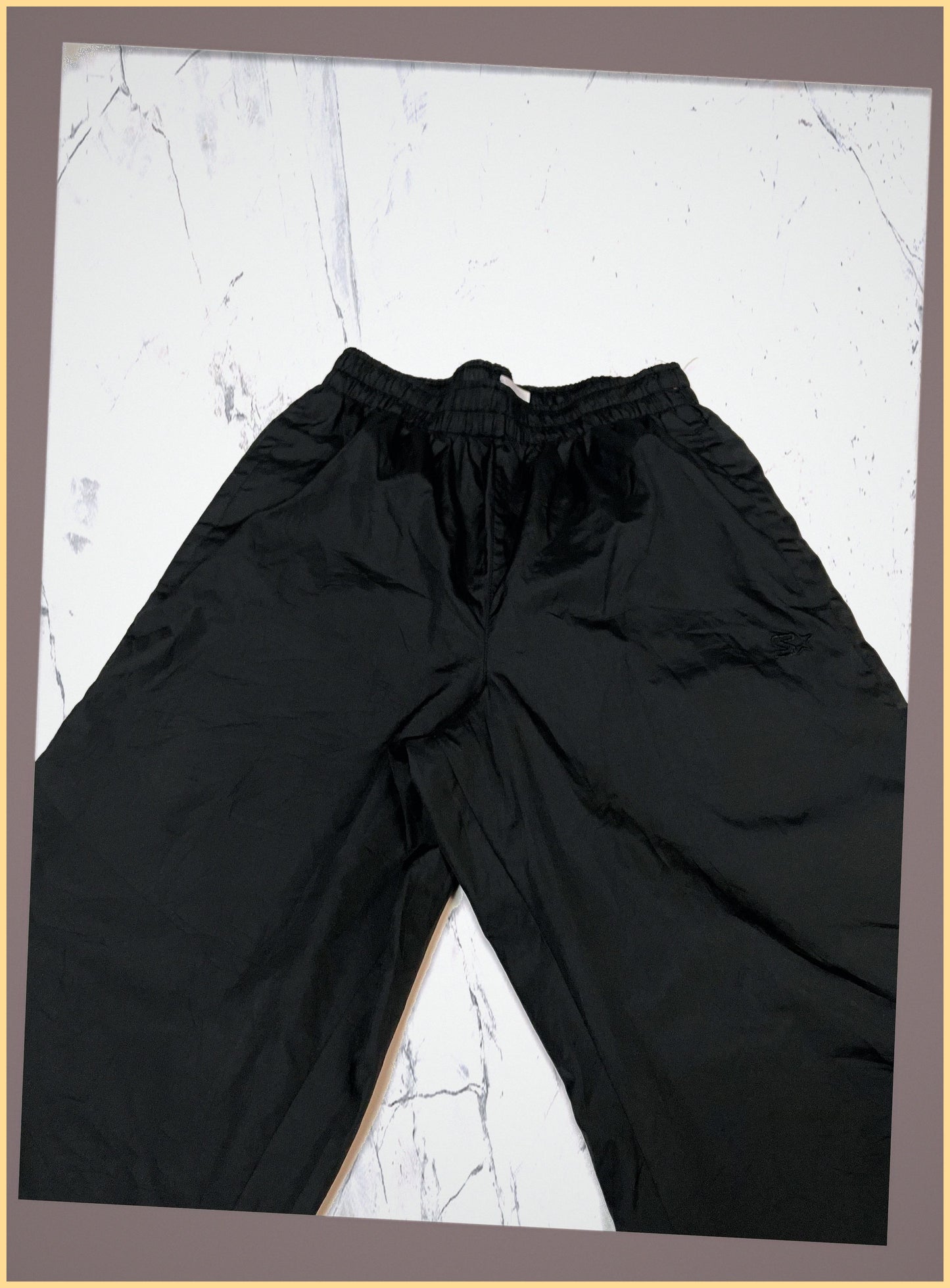 Entdecke unsere Vintage Track Pants von Nike und anderen Marken, erhältlich bei Valuxery.de - Dein Shop für trendige Vintage - Kleidung. Unsere Track Pants sind aus hochwertigen Materialien und