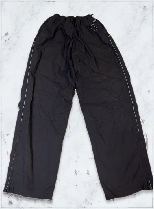 Nike Vintage Track Pants L | Baggy Trackpants 5-6-0-8 - AI-Anziehbild Original [bildbot-ai-fitpic]