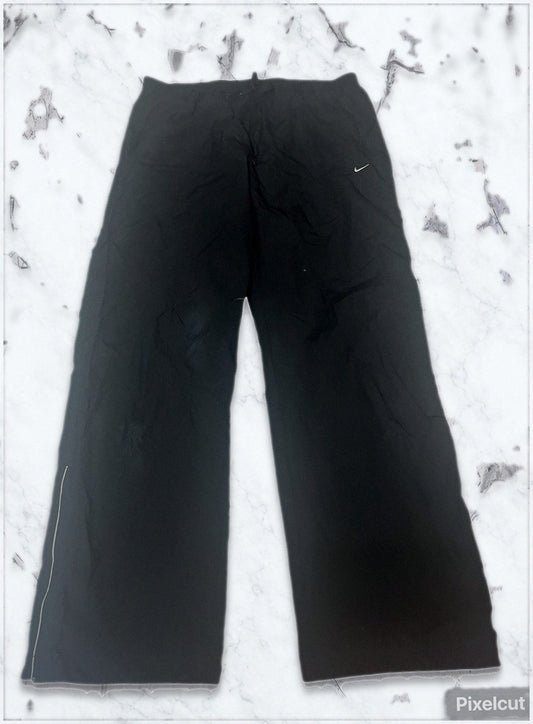 Nike Vintage Track Pants S | Baggy Trackpants 5-6-8-7 - AI-Anziehbild Original [bildbot-ai-fitpic]