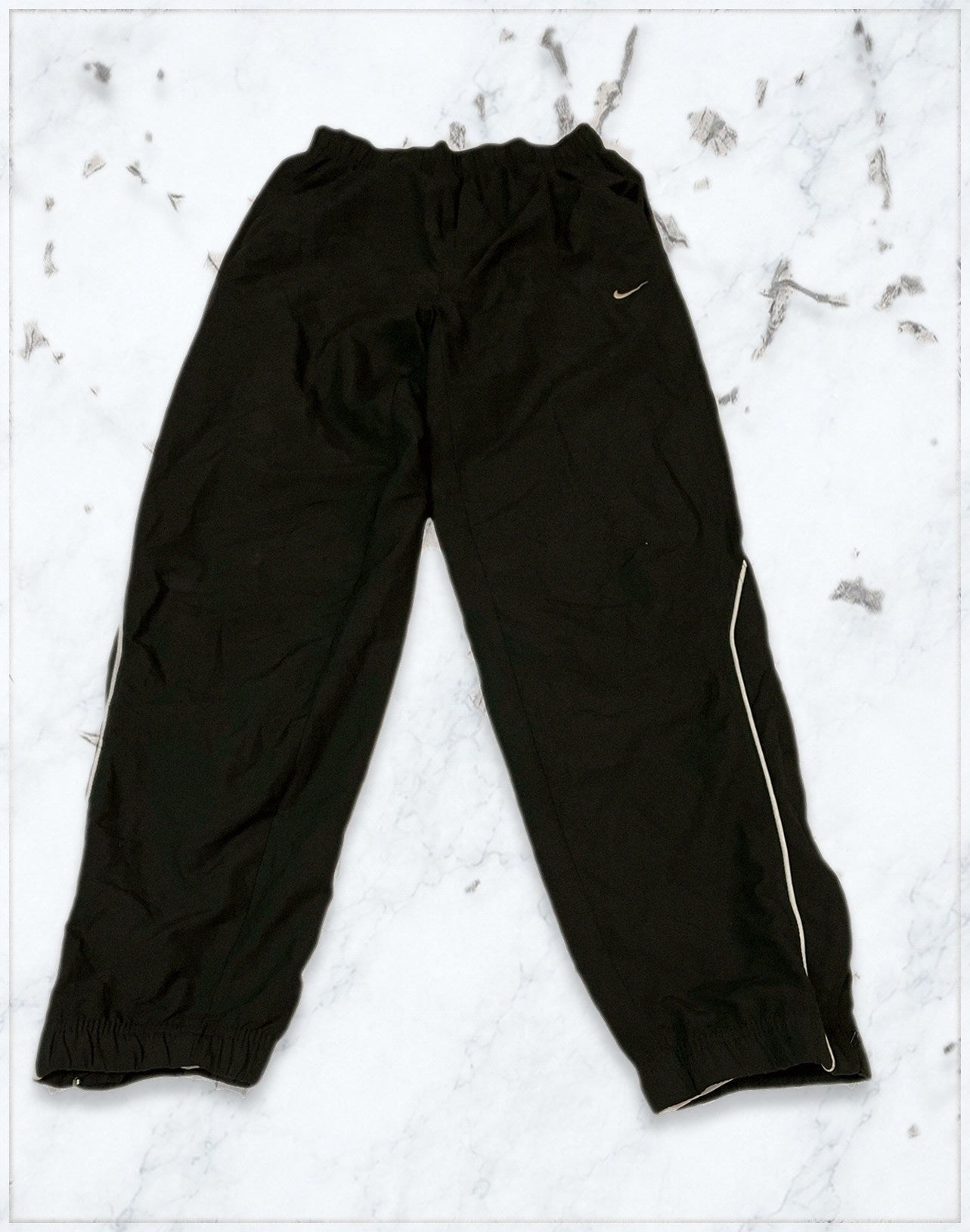 Nike Vintage Trackpants M 5-9-0-6 - AI-Anziehbild Original [bildbot-ai-fitpic]