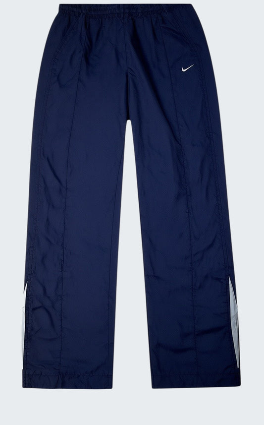 Nike Vintage Trackpants Kids L fit Xs baggy 73 89 [photoroom-buegeln-bg-e9ecef-v1] [sha:842ff5e81484] [bg:#E9ECEF] [source_image:86113796325640]