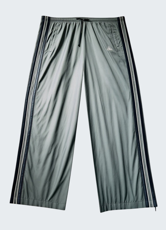 Nike vintage Trackpants L 7-214 [photoroom-buegeln-bg-e9ecef-v1] [sha:1a091e11b416] [bg:#E9ECEF] [source_image:86113813594376]
