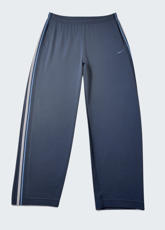 Nike vintage Trackpants L 7-256 [photoroom-buegeln-bg-e9ecef-v1] [sha:1c87d69dfeca] [bg:#E9ECEF] [source_image:86113779777800]