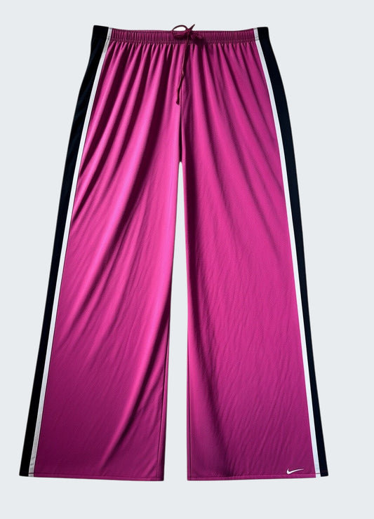 Nike vintage Trackpants L baggy 7 2 1 2 [photoroom-buegeln-bg-e9ecef-v1] [sha:c8a79c3f3534] [bg:#E9ECEF] [source_image:86113808351496]
