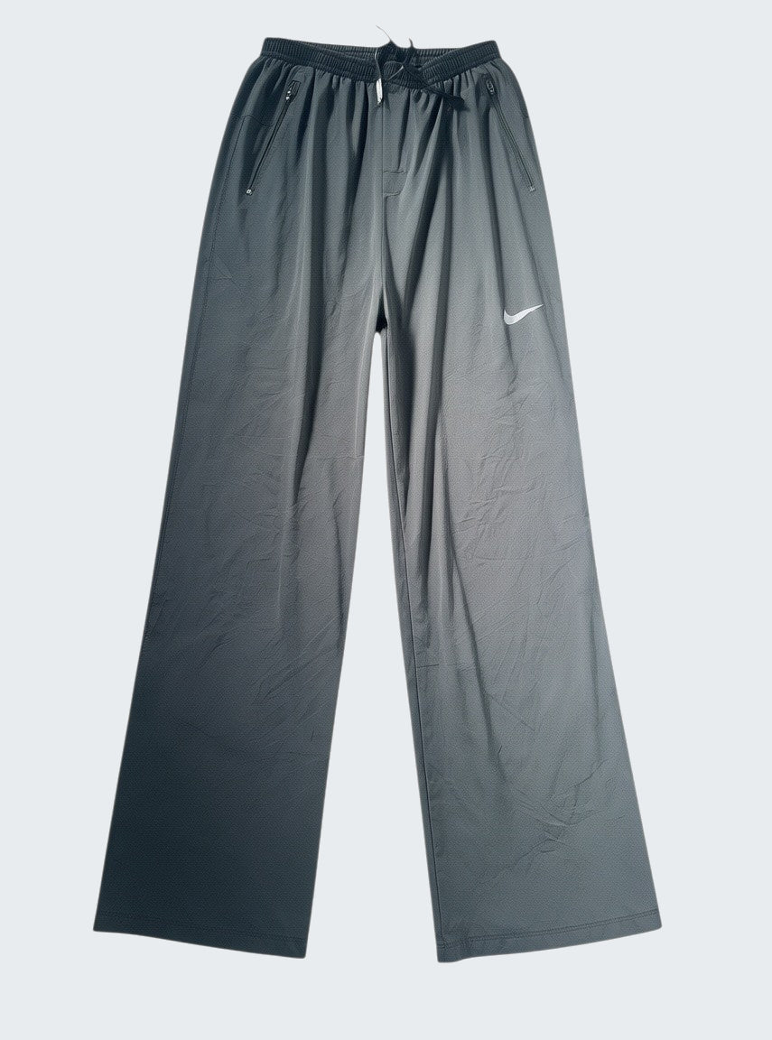 Nike vintage Trackpants L fit M 7-2-2-8 [photoroom-buegeln-bg-e9ecef-v1] [sha:64bd9e891f4f] [bg:#E9ECEF] [source_image:86113790034184]