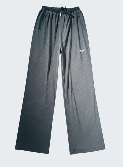 Nike vintage Trackpants L fit M 7-2-2-8 [photoroom-buegeln-bg-e9ecef-v1] [sha:64bd9e891f4f] [bg:#E9ECEF] [source_image:86113790034184]