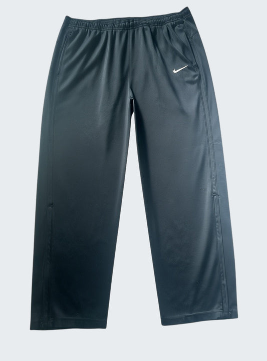 Nike vintage Trackpants L gekürzt 7-2-3-1 [photoroom-buegeln-bg-e9ecef-v1] [sha:fd8675138e8a] [bg:#E9ECEF] [source_image:86113793769736]