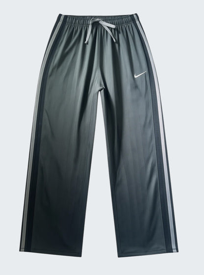 Nike vintage Trackpants M fit XS 7-2-2-9 [photoroom-buegeln-bg-e9ecef-v1] [sha:161a7caf221a] [bg:#E9ECEF] [source_image:86113795440904]