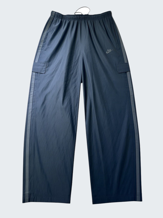 Nike vintage Trackpants Xl fit L 7222 [photoroom-buegeln-bg-e9ecef-v1] [sha:3326a5806953] [bg:#E9ECEF] [source_image:86113799307528]