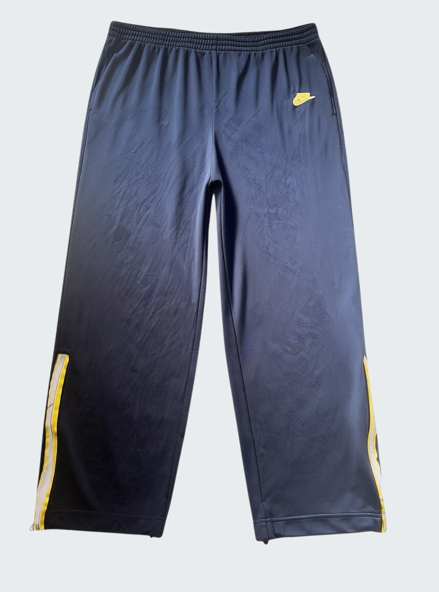 Nike vintage Trackpants L ohne Seil 7-2-3-2 [photoroom-buegeln-bg-e9ecef-v1] [sha:091812aafcef] [bg:#E9ECEF] [source_image:86113792360712]