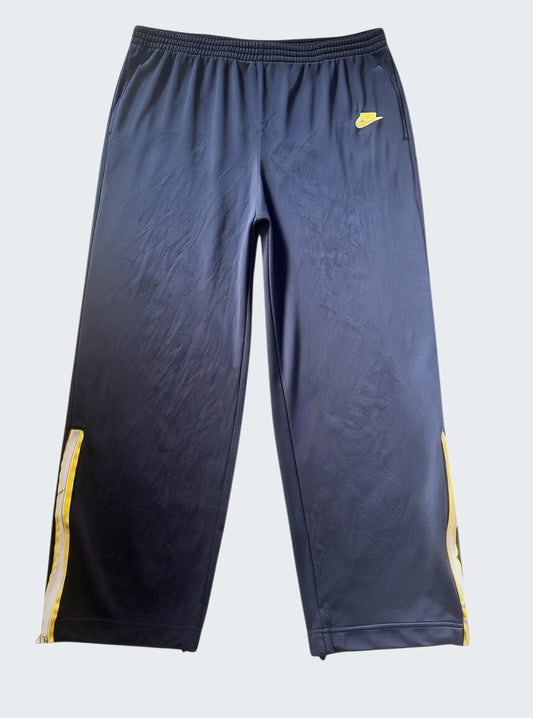 Nike vintage Trackpants L ohne Seil 7-2-3-2 [photoroom-buegeln-bg-e9ecef-v1] [sha:091812aafcef] [bg:#E9ECEF] [source_image:86113792360712]