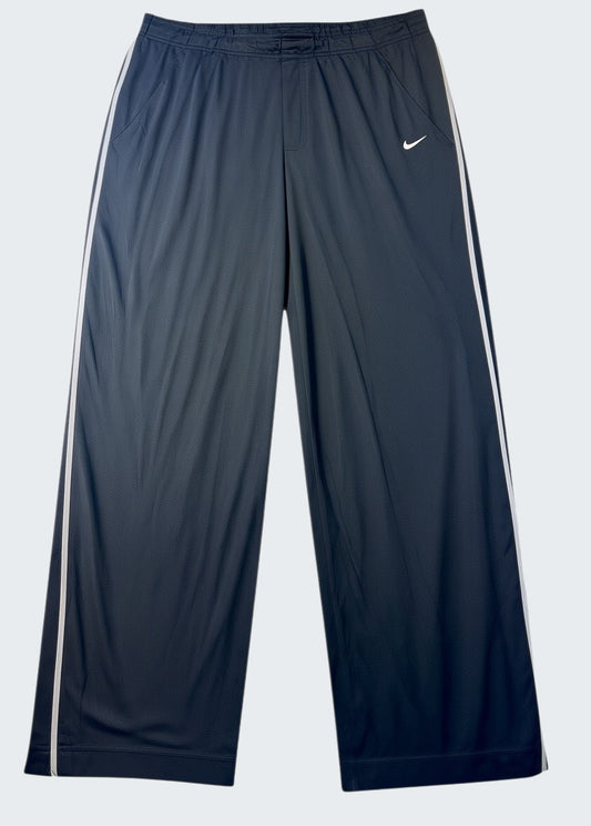 Nike vintage Trackpants XL Baggy 725 2 [photoroom-buegeln-bg-e9ecef-v1] [sha:2f30dd7d7800] [bg:#E9ECEF] [source_image:86113785708808]