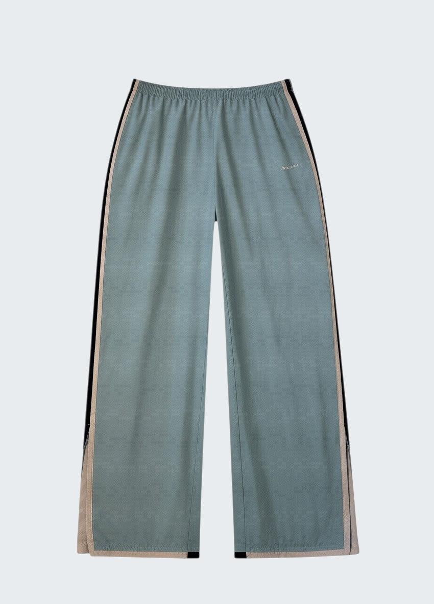 Reebok Vintage Trackpants M baggy 6 886 [photoroom-buegeln-bg-e9ecef-v1] [sha:1369530daf8a] [bg:#E9ECEF] [source_image:86113875427592]