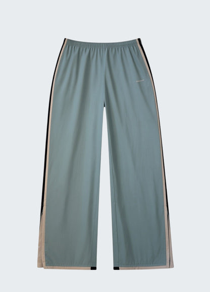Reebok Vintage Trackpants M baggy 6 886 [photoroom-buegeln-bg-e9ecef-v1] [sha:1369530daf8a] [bg:#E9ECEF] [source_image:86113875427592]