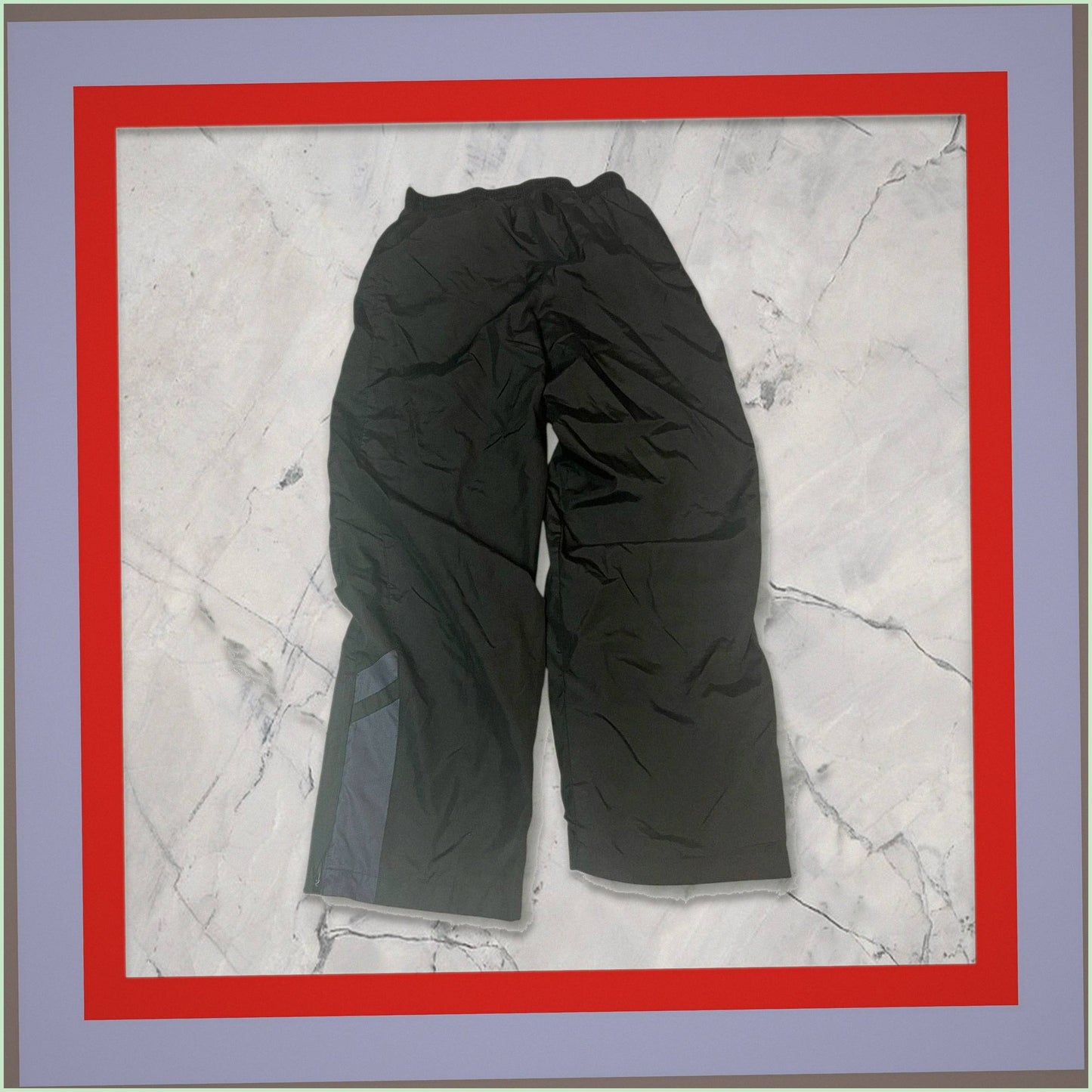 Entdecke unsere Vintage Track Pants von Nike und anderen Marken, erhältlich bei Valuxery.de - Dein Shop für trendige Vintage - Kleidung. Unsere Track Pants sind aus hochwertigen Materialien und