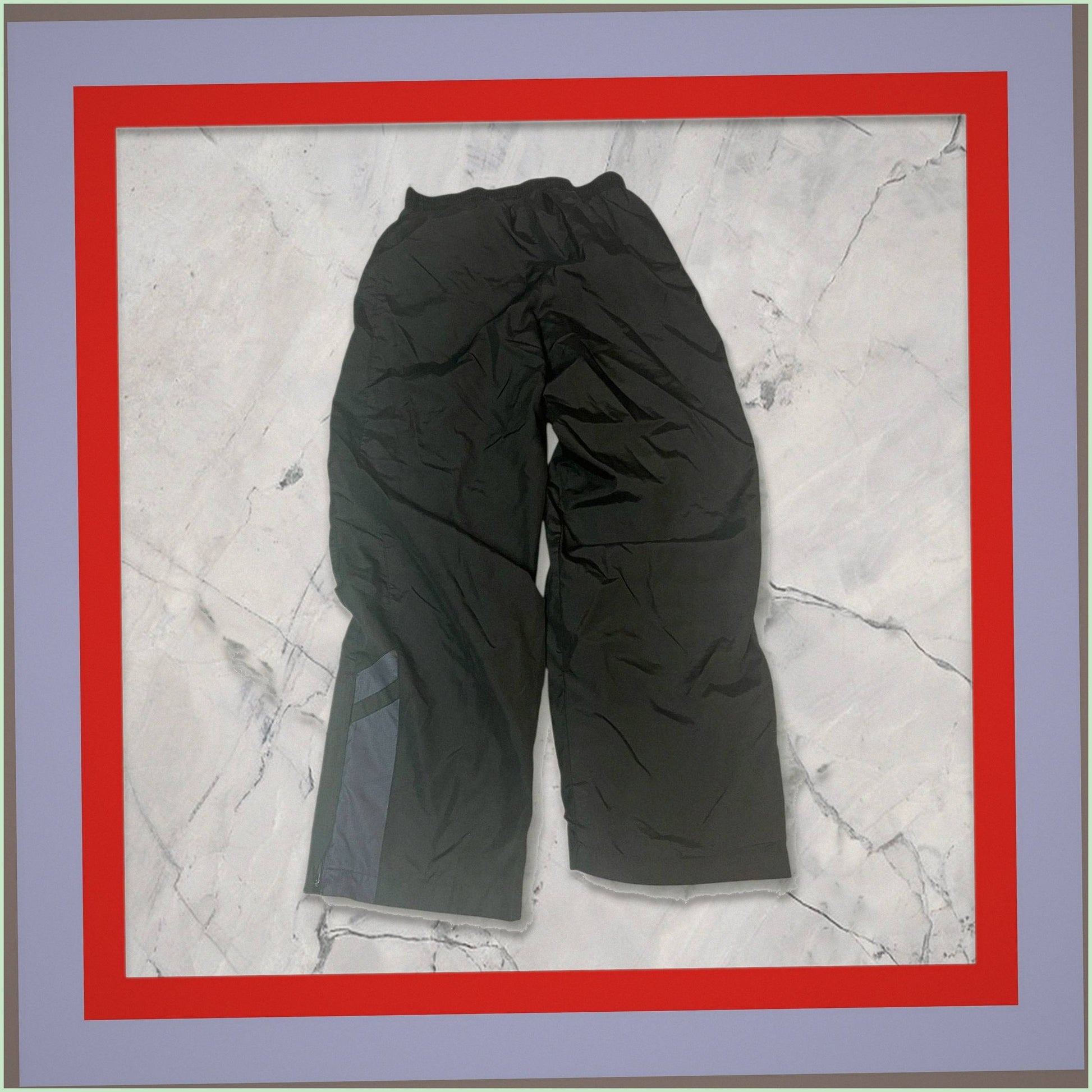 Entdecke unsere Vintage Track Pants von Nike und anderen Marken, erhältlich bei Valuxery.de - Dein Shop für trendige Vintage - Kleidung. Unsere Track Pants sind aus hochwertigen Materialien und