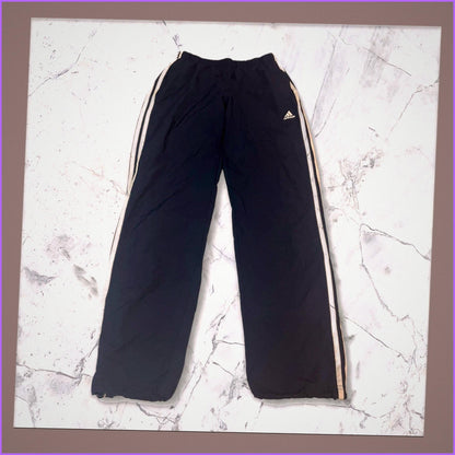 Entdecke unsere Vintage Track Pants von Nike und anderen Marken, erhältlich bei Valuxery.de - Dein Shop für trendige Vintage - Kleidung. Unsere Track Pants sind aus hochwertigen Materialien und