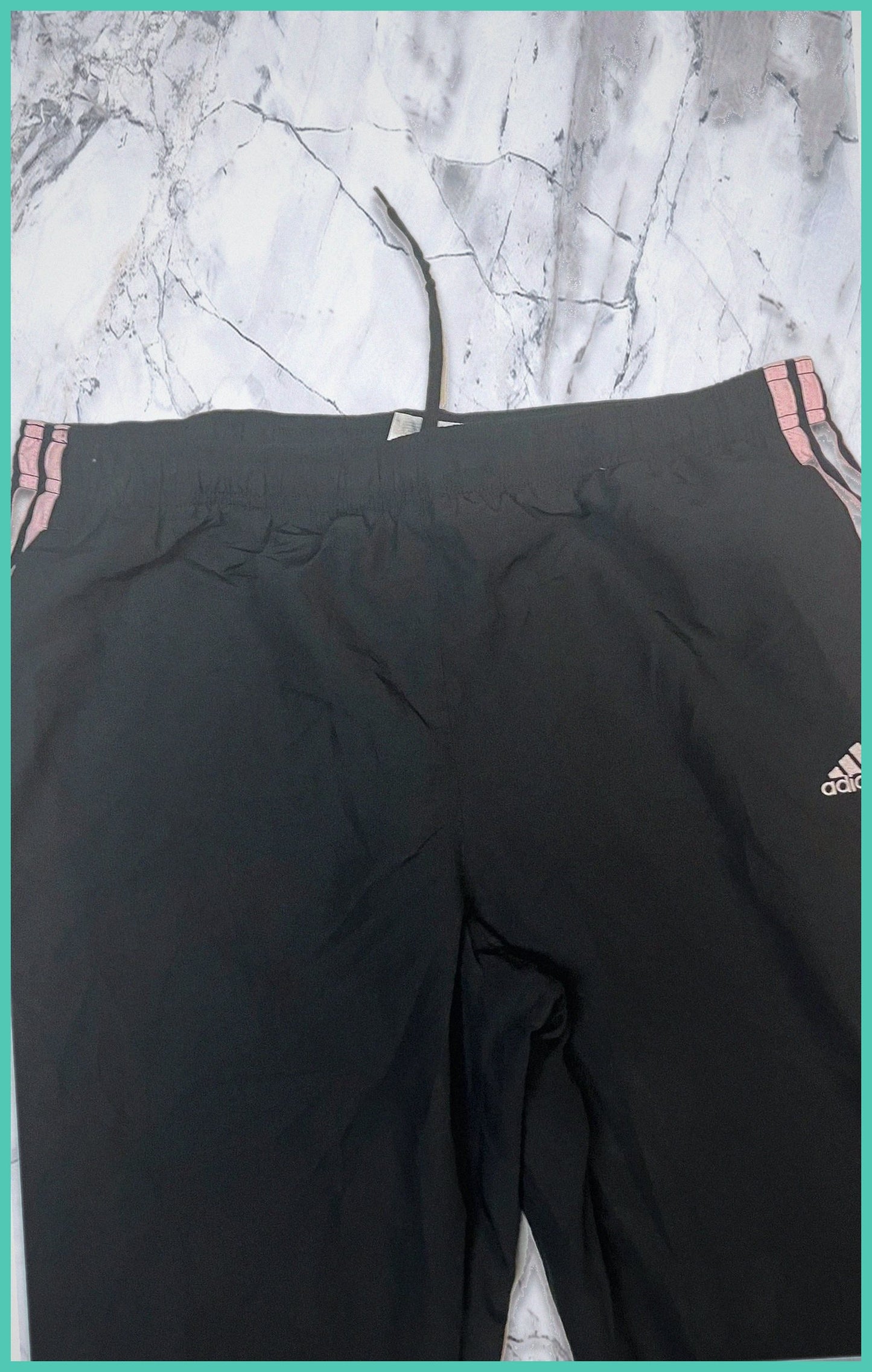 Entdecke unsere Vintage Track Pants von Nike und anderen Marken, erhältlich bei Valuxery.de - Dein Shop für trendige Vintage - Kleidung. Unsere Track Pants sind aus hochwertigen Materialien und