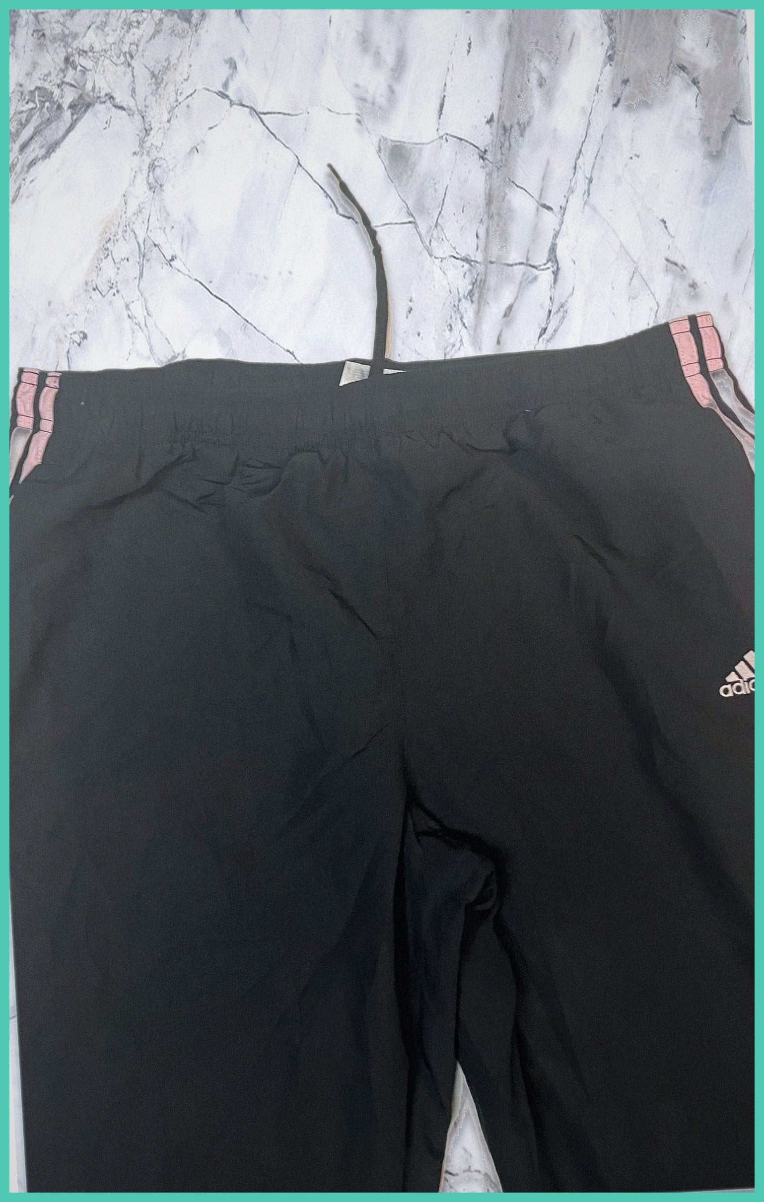 Entdecke unsere Vintage Track Pants von Nike und anderen Marken, erhältlich bei Valuxery.de - Dein Shop für trendige Vintage - Kleidung. Unsere Track Pants sind aus hochwertigen Materialien und