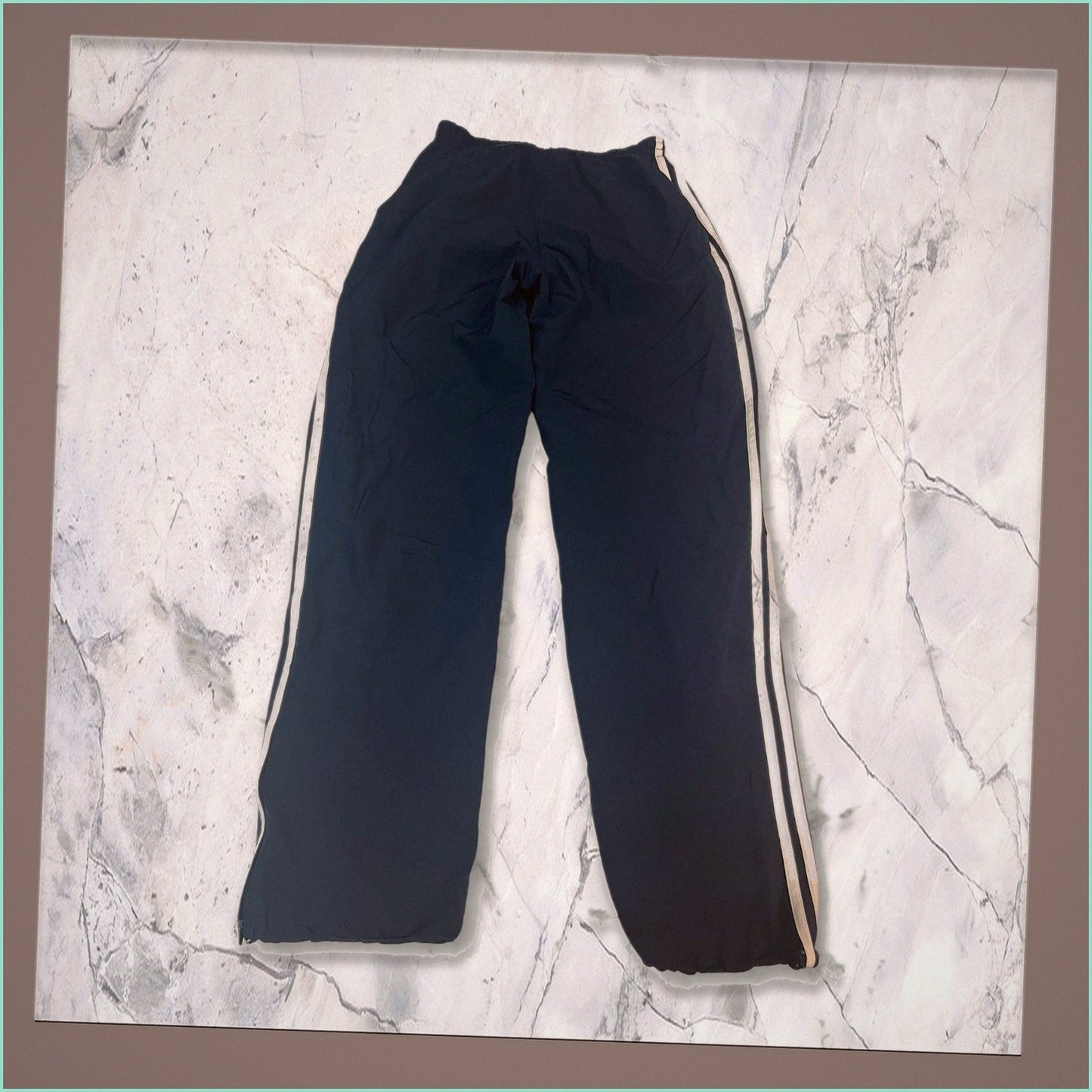 Entdecke unsere Vintage Track Pants von Nike und anderen Marken, erhältlich bei Valuxery.de - Dein Shop für trendige Vintage - Kleidung. Unsere Track Pants sind aus hochwertigen Materialien und