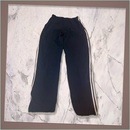 Entdecke unsere Vintage Track Pants von Nike und anderen Marken, erhältlich bei Valuxery.de - Dein Shop für trendige Vintage - Kleidung. Unsere Track Pants sind aus hochwertigen Materialien und