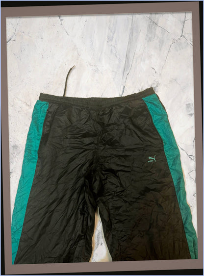 Entdecke unsere Vintage Track Pants von Nike und anderen Marken, erhältlich bei Valuxery.de - Dein Shop für trendige Vintage - Kleidung. Unsere Track Pants sind aus hochwertigen Materialien und