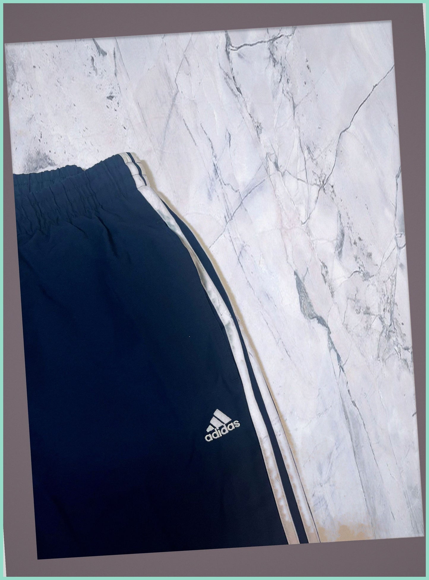 Entdecke unsere Vintage Track Pants von Nike und anderen Marken, erhältlich bei Valuxery.de - Dein Shop für trendige Vintage - Kleidung. Unsere Track Pants sind aus hochwertigen Materialien und