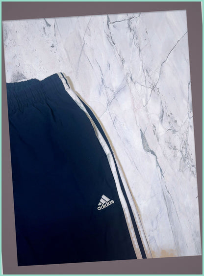 Entdecke unsere Vintage Track Pants von Nike und anderen Marken, erhältlich bei Valuxery.de - Dein Shop für trendige Vintage - Kleidung. Unsere Track Pants sind aus hochwertigen Materialien und