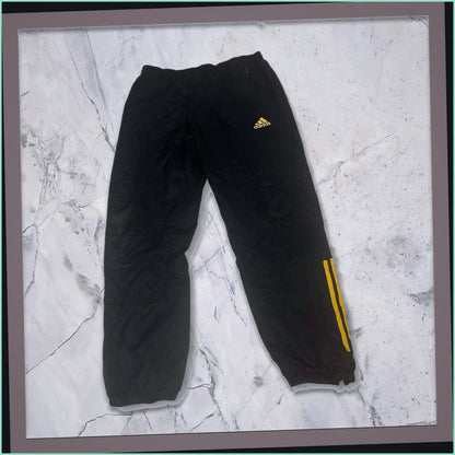 Entdecke unsere Vintage Track Pants von Nike und anderen Marken, erhältlich bei Valuxery.de - Dein Shop für trendige Vintage - Kleidung. Unsere Track Pants sind aus hochwertigen Materialien und