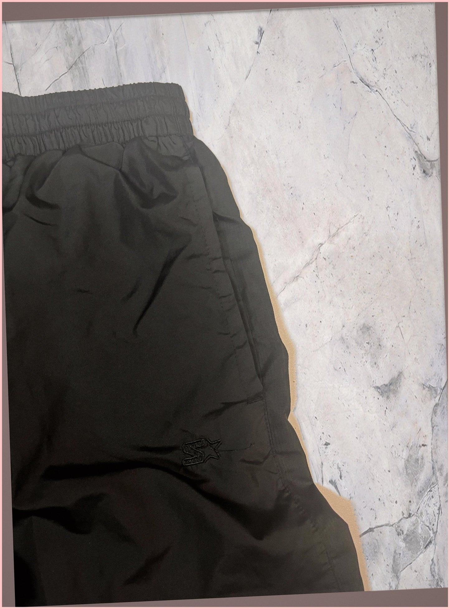 Entdecke unsere Vintage Track Pants von Nike und anderen Marken, erhältlich bei Valuxery.de - Dein Shop für trendige Vintage - Kleidung. Unsere Track Pants sind aus hochwertigen Materialien und