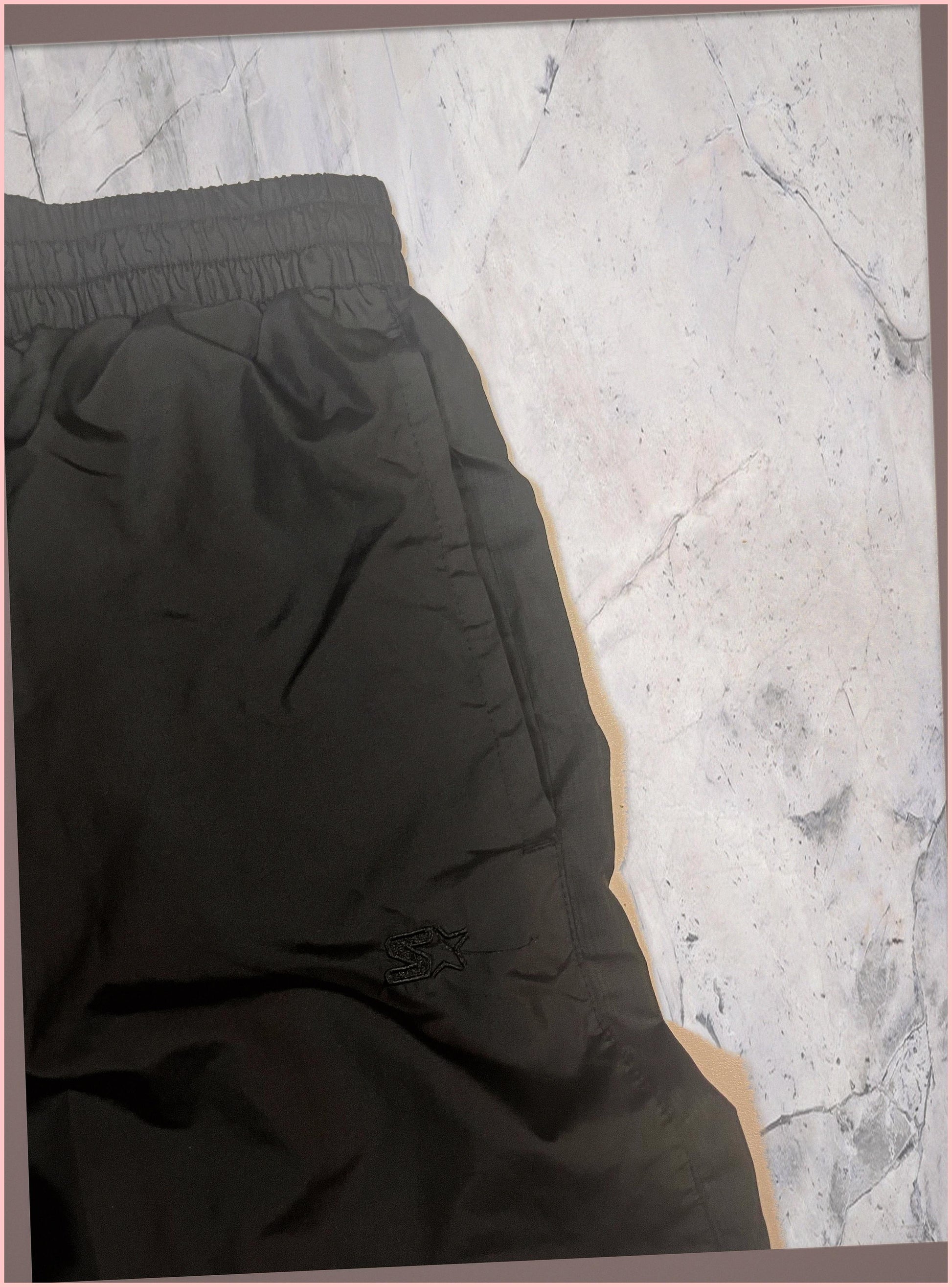 Entdecke unsere Vintage Track Pants von Nike und anderen Marken, erhältlich bei Valuxery.de - Dein Shop für trendige Vintage - Kleidung. Unsere Track Pants sind aus hochwertigen Materialien und