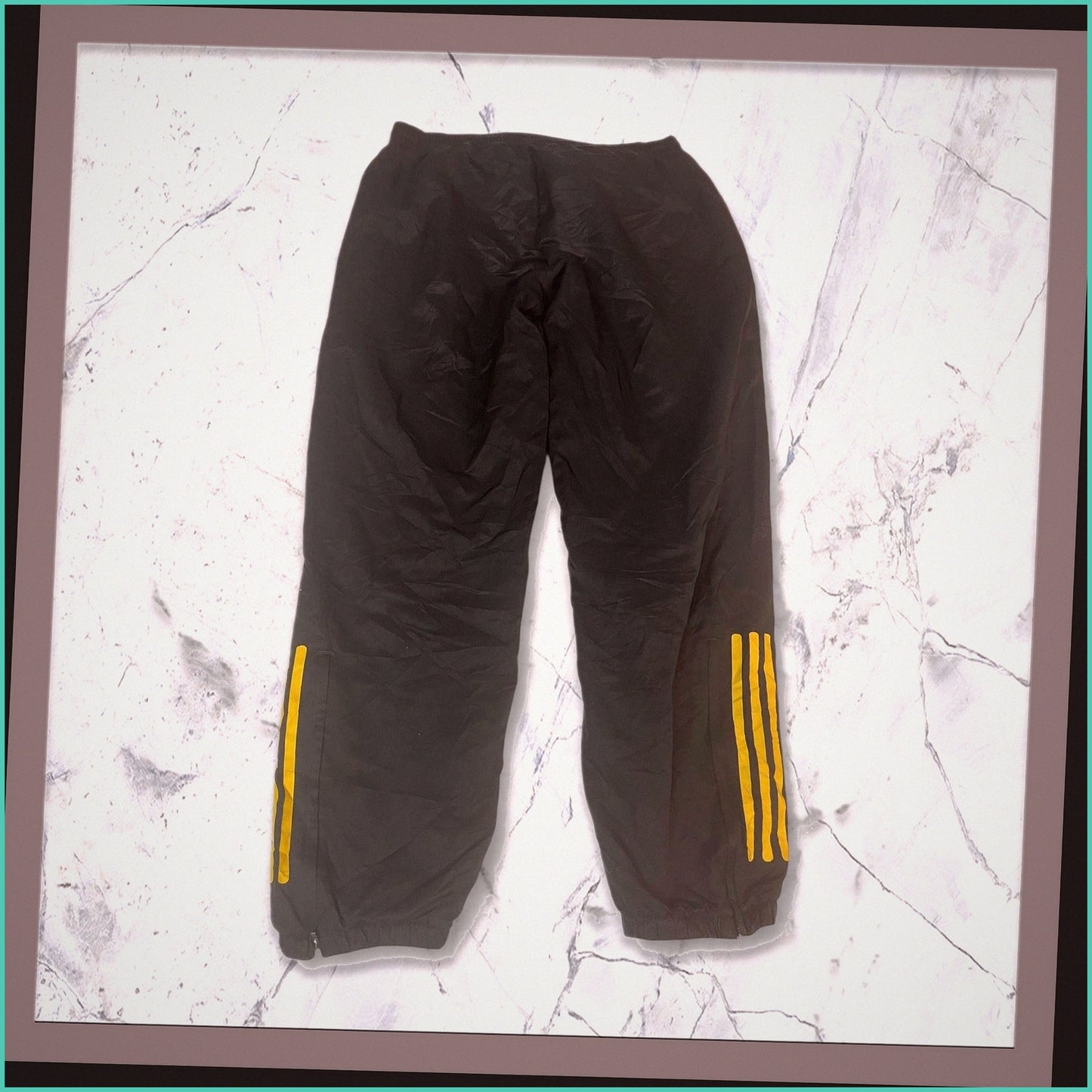 Entdecke unsere Vintage Track Pants von Nike und anderen Marken, erhältlich bei Valuxery.de - Dein Shop für trendige Vintage - Kleidung. Unsere Track Pants sind aus hochwertigen Materialien und