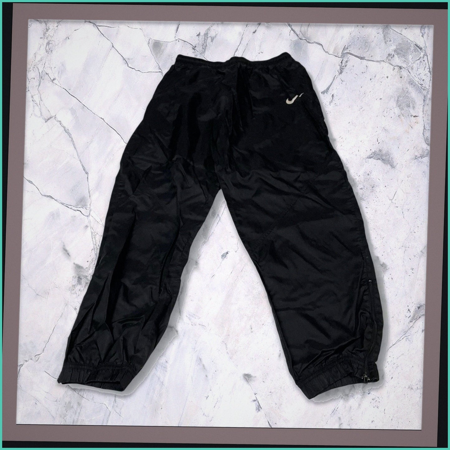 Entdecke unsere Vintage Track Pants von Nike und anderen Marken, erhältlich bei Valuxery.de - Dein Shop für trendige Vintage - Kleidung. Unsere Track Pants sind aus hochwertigen Materialien und