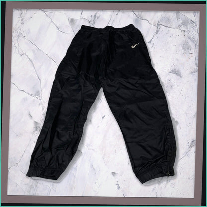 Entdecke unsere Vintage Track Pants von Nike und anderen Marken, erhältlich bei Valuxery.de - Dein Shop für trendige Vintage - Kleidung. Unsere Track Pants sind aus hochwertigen Materialien und