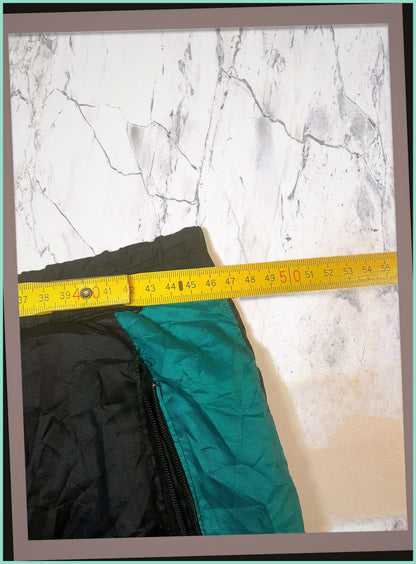 Entdecke unsere Vintage Track Pants von Nike und anderen Marken, erhältlich bei Valuxery.de - Dein Shop für trendige Vintage - Kleidung. Unsere Track Pants sind aus hochwertigen Materialien und