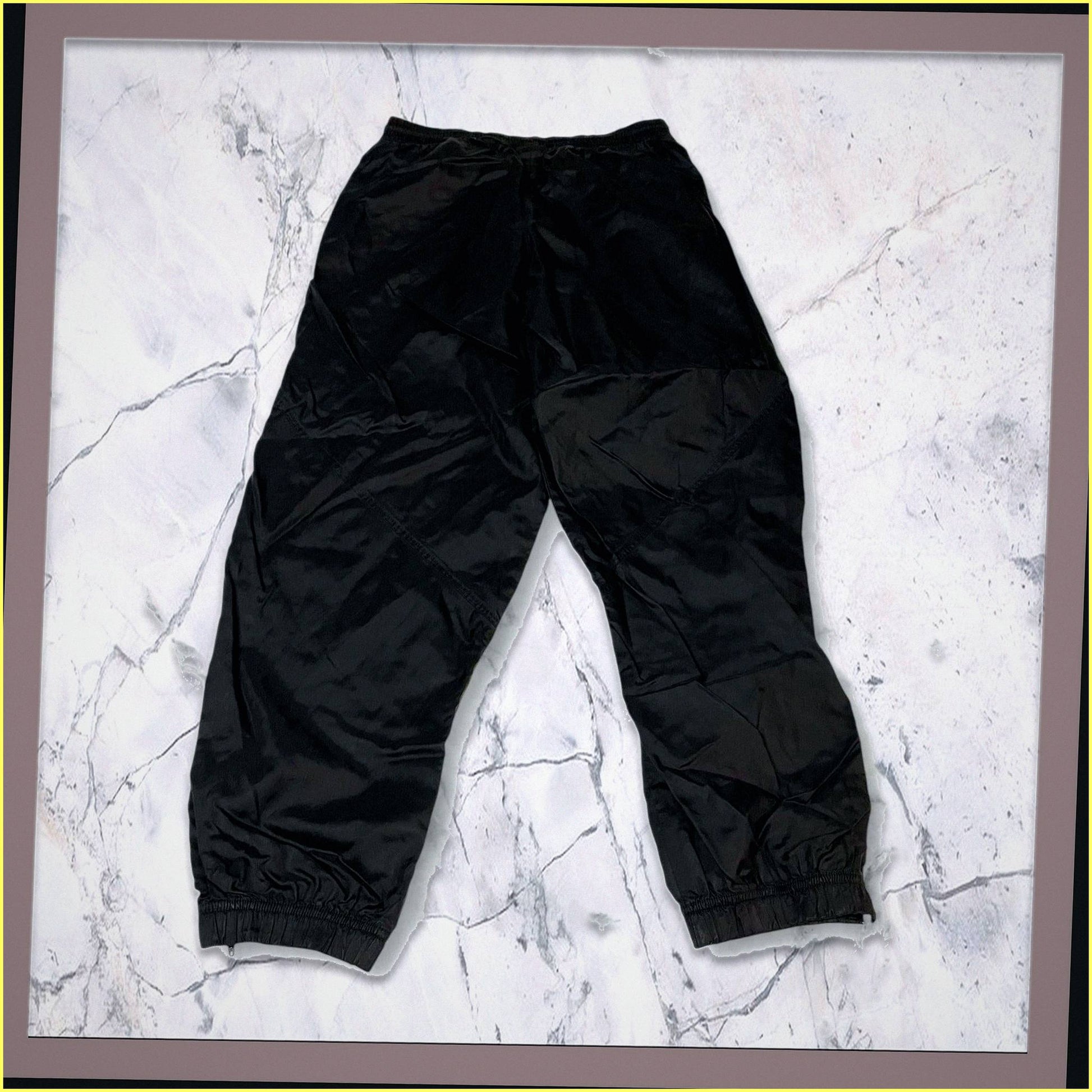 Entdecke unsere Vintage Track Pants von Nike und anderen Marken, erhältlich bei Valuxery.de - Dein Shop für trendige Vintage - Kleidung. Unsere Track Pants sind aus hochwertigen Materialien und