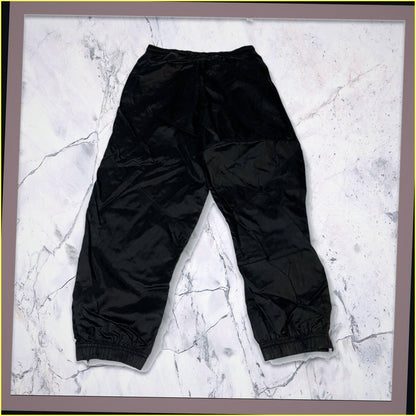 Entdecke unsere Vintage Track Pants von Nike und anderen Marken, erhältlich bei Valuxery.de - Dein Shop für trendige Vintage - Kleidung. Unsere Track Pants sind aus hochwertigen Materialien und