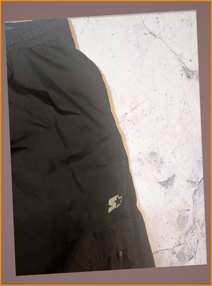 Entdecke unsere Vintage Track Pants von Nike und anderen Marken, erhältlich bei Valuxery.de - Dein Shop für trendige Vintage - Kleidung. Unsere Track Pants sind aus hochwertigen Materialien und