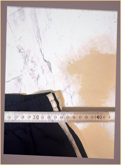 Entdecke unsere Vintage Track Pants von Nike und anderen Marken, erhältlich bei Valuxery.de - Dein Shop für trendige Vintage - Kleidung. Unsere Track Pants sind aus hochwertigen Materialien und