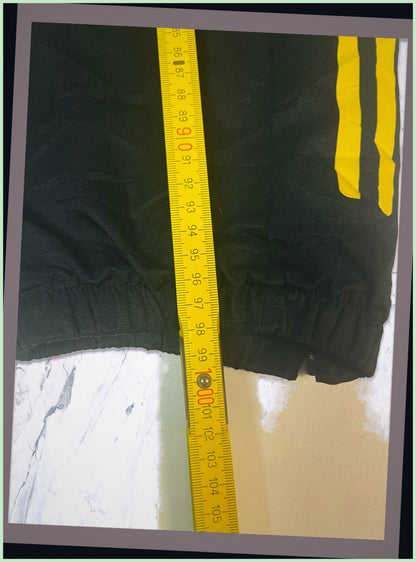 Entdecke unsere Vintage Track Pants von Nike und anderen Marken, erhältlich bei Valuxery.de - Dein Shop für trendige Vintage - Kleidung. Unsere Track Pants sind aus hochwertigen Materialien und