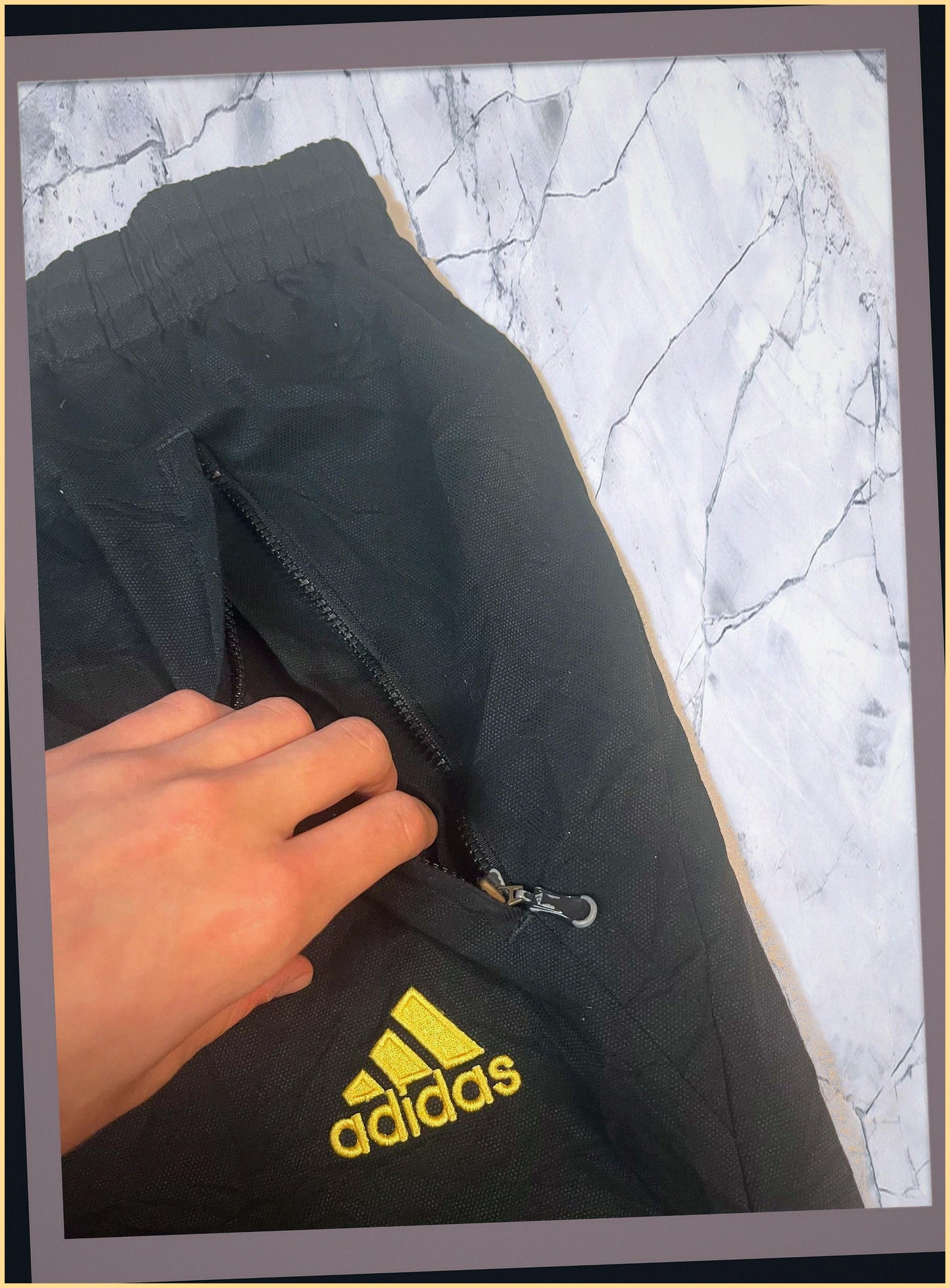 Entdecke unsere Vintage Track Pants von Nike und anderen Marken, erhältlich bei Valuxery.de - Dein Shop für trendige Vintage - Kleidung. Unsere Track Pants sind aus hochwertigen Materialien und