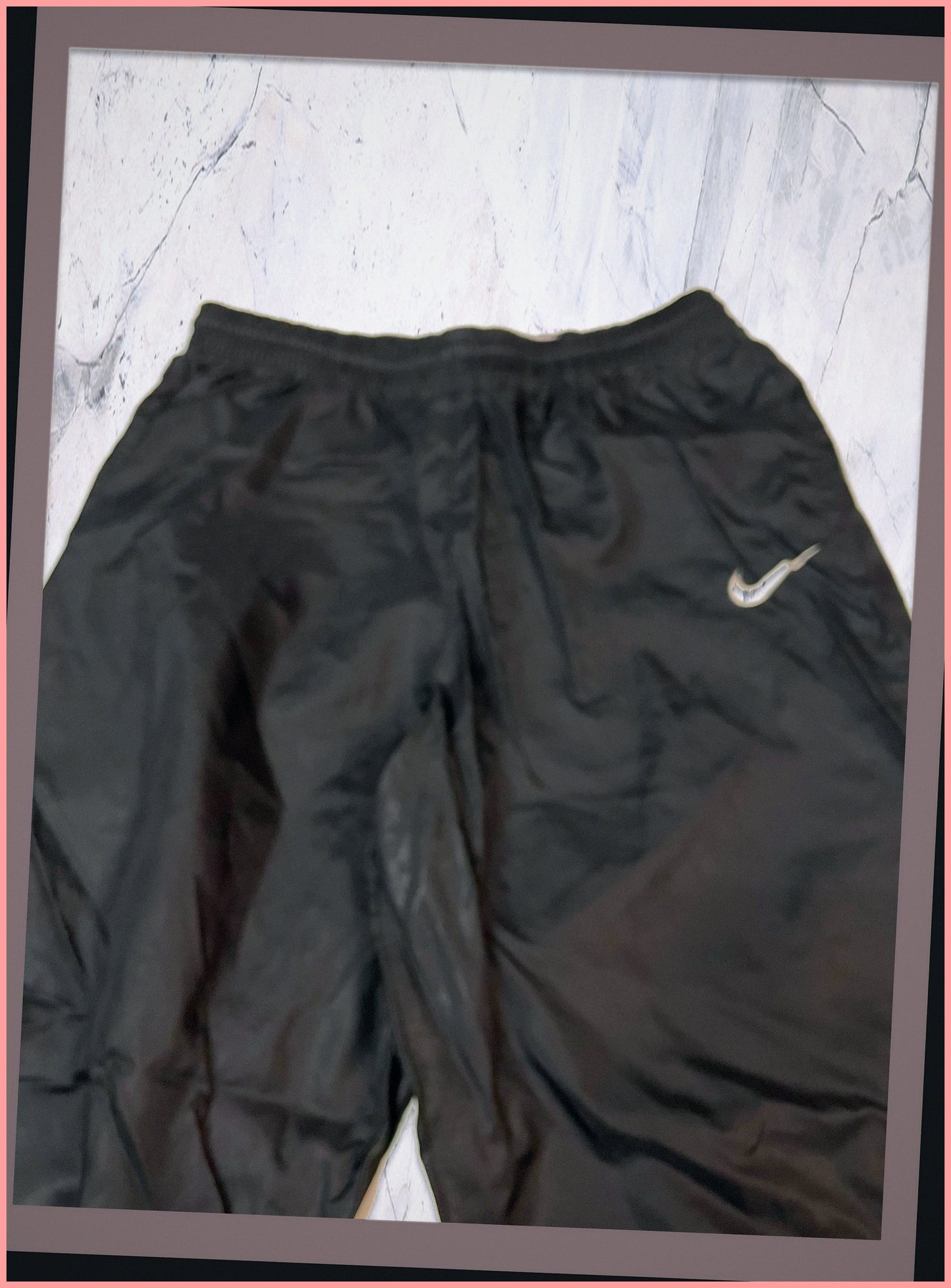 Entdecke unsere Vintage Track Pants von Nike und anderen Marken, erhältlich bei Valuxery.de - Dein Shop für trendige Vintage - Kleidung. Unsere Track Pants sind aus hochwertigen Materialien und
