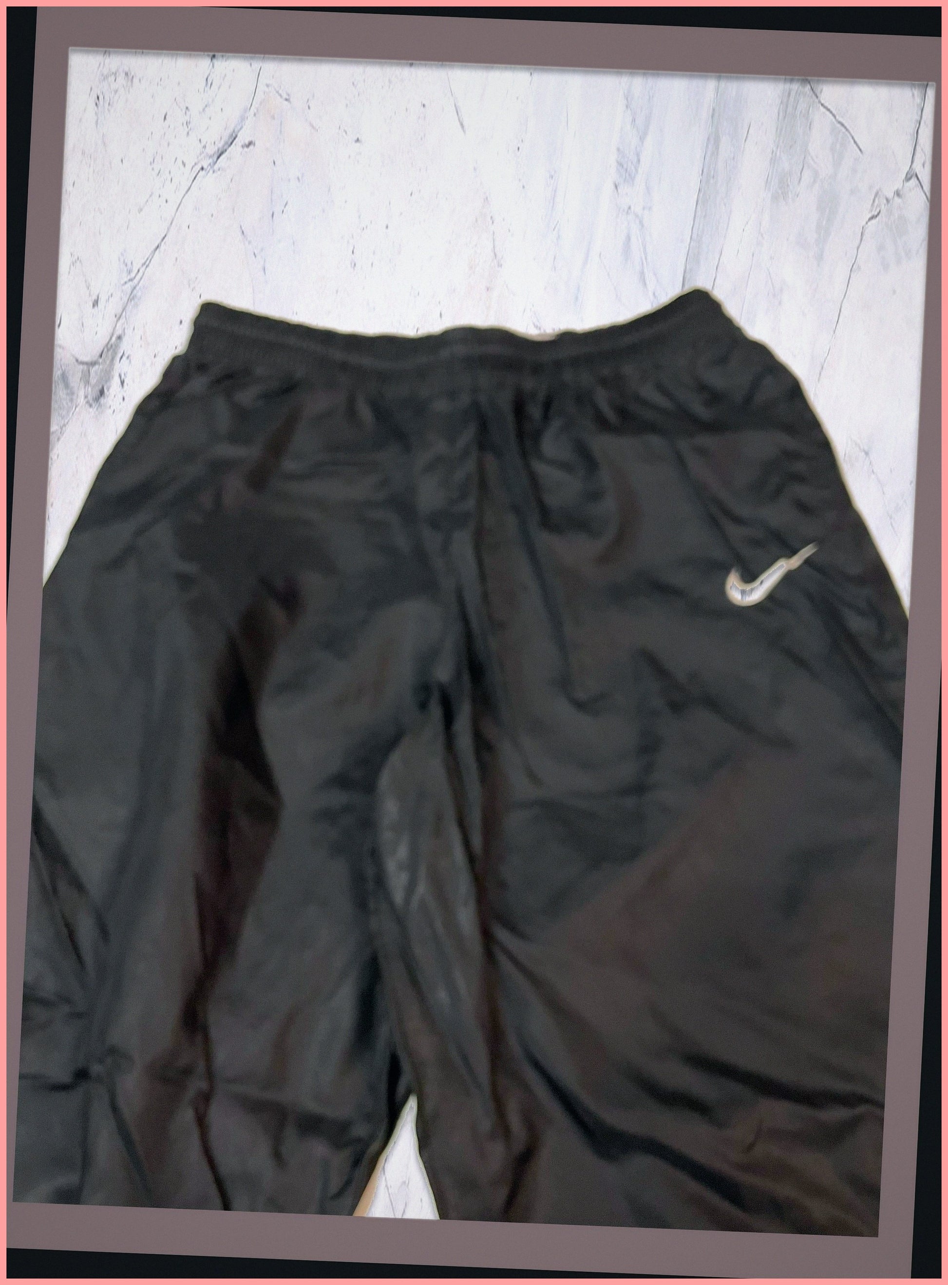 Entdecke unsere Vintage Track Pants von Nike und anderen Marken, erhältlich bei Valuxery.de - Dein Shop für trendige Vintage - Kleidung. Unsere Track Pants sind aus hochwertigen Materialien und