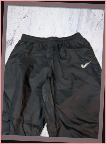 Entdecke unsere Vintage Track Pants von Nike und anderen Marken, erhältlich bei Valuxery.de - Dein Shop für trendige Vintage - Kleidung. Unsere Track Pants sind aus hochwertigen Materialien und