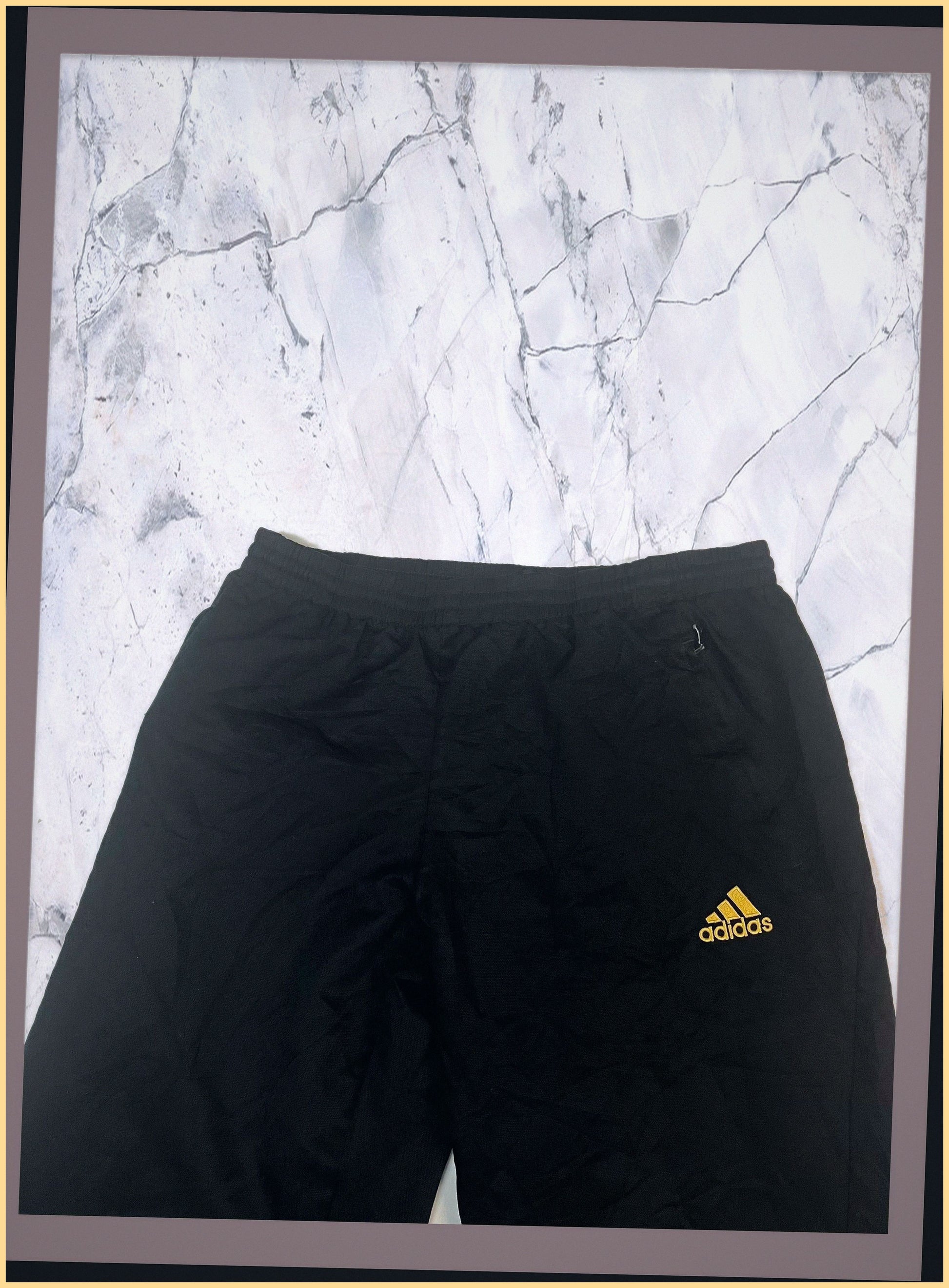 Entdecke unsere Vintage Track Pants von Nike und anderen Marken, erhältlich bei Valuxery.de - Dein Shop für trendige Vintage - Kleidung. Unsere Track Pants sind aus hochwertigen Materialien und