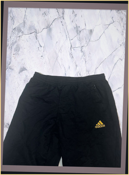 Entdecke unsere Vintage Track Pants von Nike und anderen Marken, erhältlich bei Valuxery.de - Dein Shop für trendige Vintage - Kleidung. Unsere Track Pants sind aus hochwertigen Materialien und