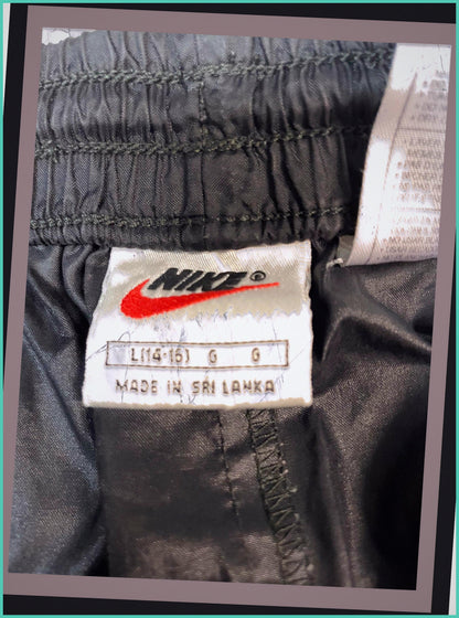 Entdecke unsere Vintage Track Pants von Nike und anderen Marken, erhältlich bei Valuxery.de - Dein Shop für trendige Vintage - Kleidung. Unsere Track Pants sind aus hochwertigen Materialien und