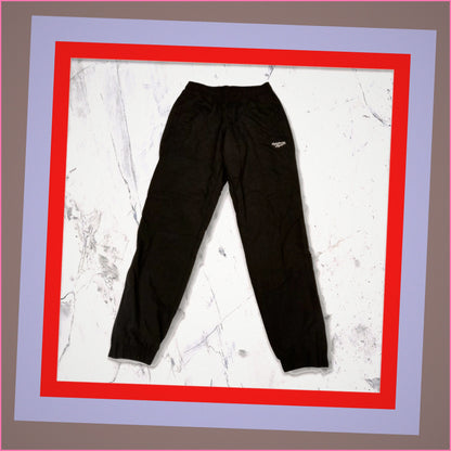 Entdecke unsere Vintage Track Pants von Nike und anderen Marken, erhältlich bei Valuxery.de - Dein Shop für trendige Vintage - Kleidung. Unsere Track Pants sind aus hochwertigen Materialien und