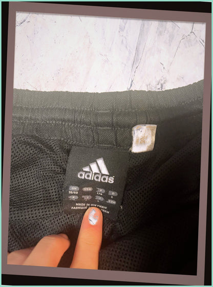 Entdecke unsere Vintage Track Pants von Nike und anderen Marken, erhältlich bei Valuxery.de - Dein Shop für trendige Vintage - Kleidung. Unsere Track Pants sind aus hochwertigen Materialien und