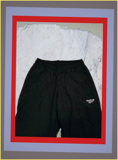 Entdecke unsere Vintage Track Pants von Nike und anderen Marken, erhältlich bei Valuxery.de - Dein Shop für trendige Vintage - Kleidung. Unsere Track Pants sind aus hochwertigen Materialien und